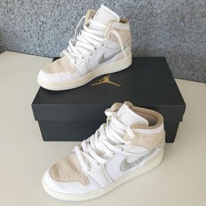 Nike Boys Size 4 Youth Air Jordan 1 Mid SE Craft Tech Sneakers Tan White Grey